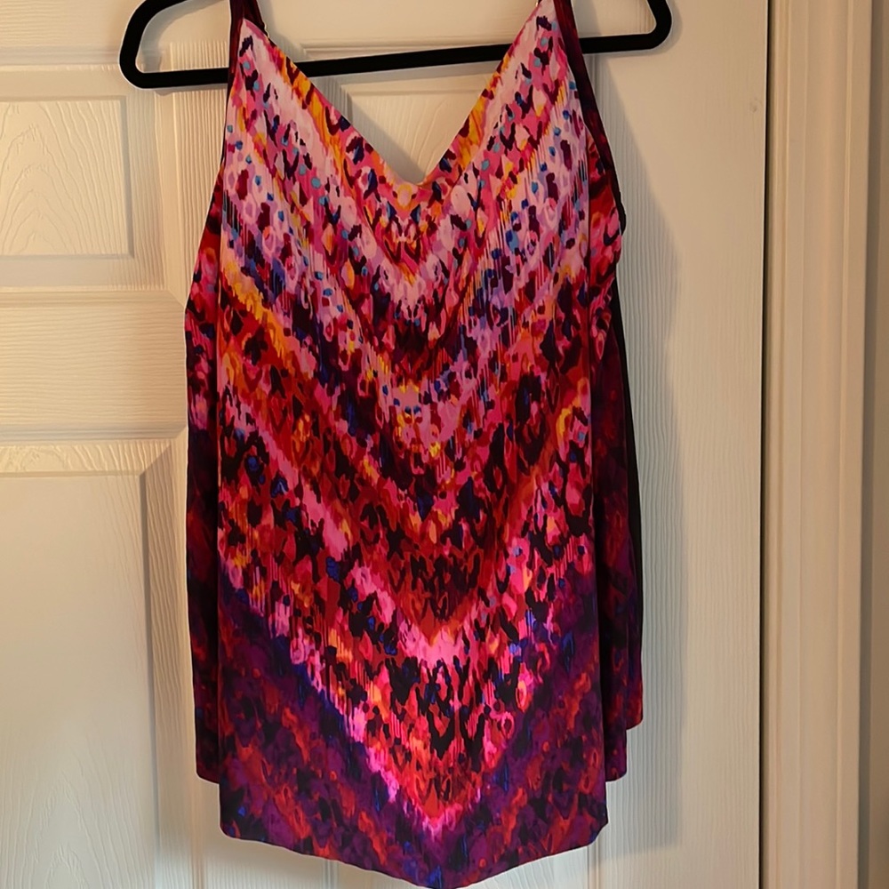 18w Multicolored front/black back tankini top. Loose and flowey.